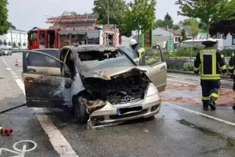 Plötzlich fing der Wagen anzu brennen.  Foto: Polizei