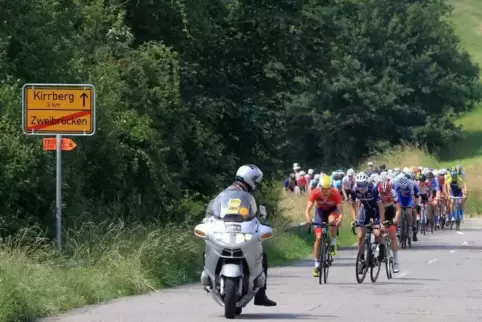 Kurzer Gruß der Trofeo Saarland am Samstag nach Zweibrücken: Dicht gedrängt kommt das Feld den Mörsbacher Berg hoch. Foto: THOF 