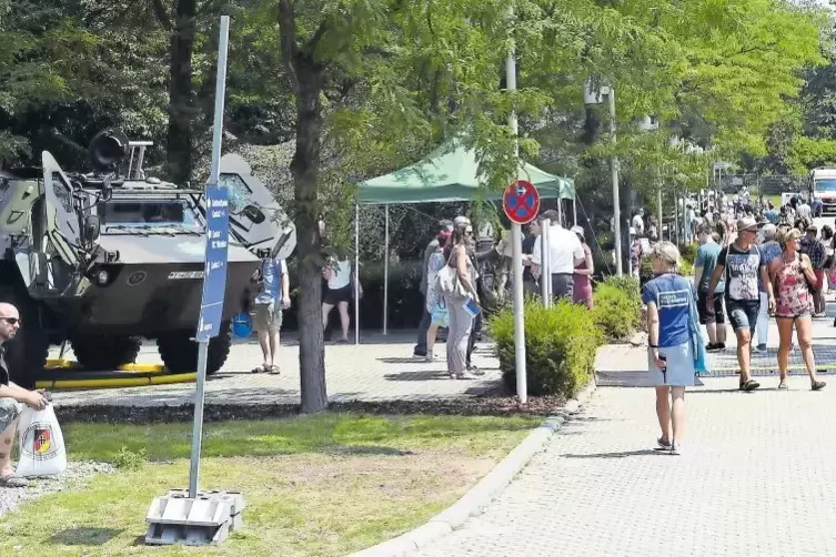 Mit schwerem Gerät ist die Truppe in Mannheim angerückt.