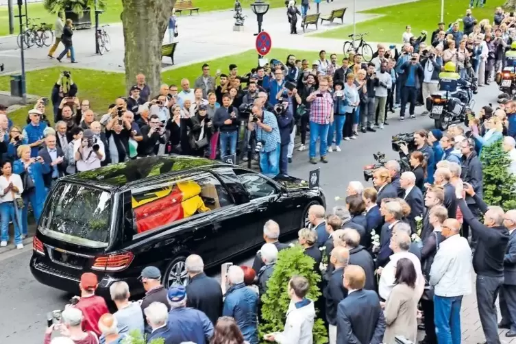 1. Juli 2017: Am Ludwigsplatz drehte der Leichenwagen mit dem Sarg Helmut Kohls eine Runde. Gut 1000 Menschen verabschiedeten si