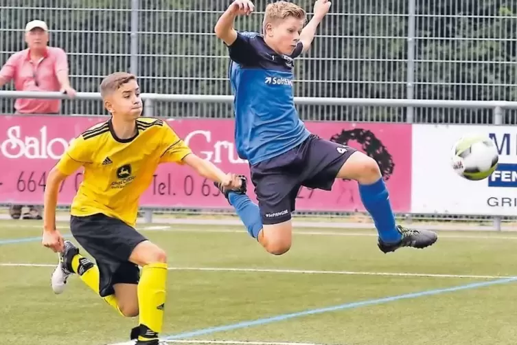 Auf dem Sprung: Hauensteins Jan Grünfelder (rechts) entwischt im Finale der C-Jugend Contwigs Julian Dilger, trifft aber nur das