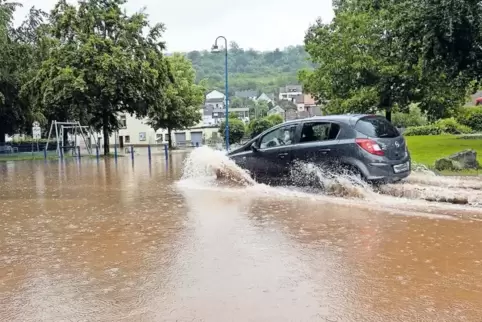 Voll hinein ins Wasser in der Rammelsbacher Schulstraße.