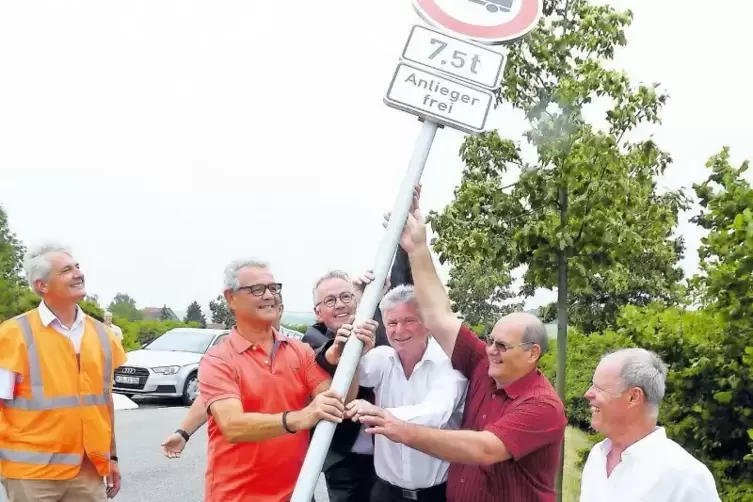 Stellten gemeinsam das Verbotsschild am Ortseingang von Rittersheim auf (von links): Bernhard Knoop, Günther Ullrich, Rainer Gut