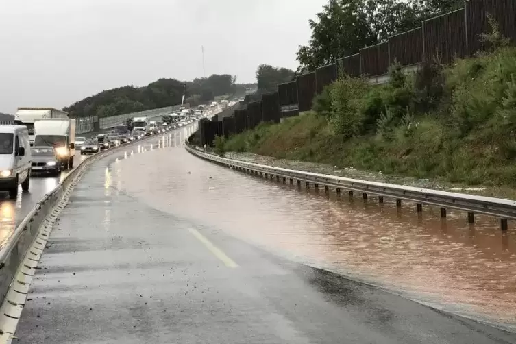 Aufgrund eines schweren Gewitters mit Starkregen wurde die A6 in Höhe Kaiserslautern am Montagnachmittag überflutet. Foto: Poliz