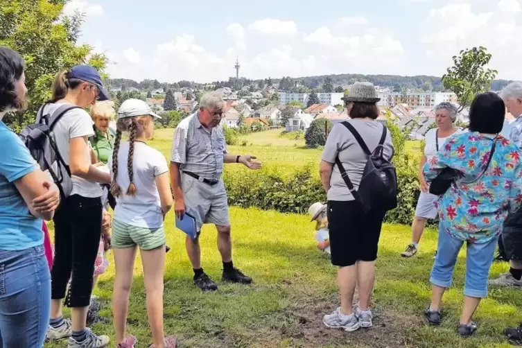 Weiß viel über Dansenberg: Klaus Gundacker (Bildmitte) informiert die Besucher der Gemarkungswanderung über Geschichtliches, hat