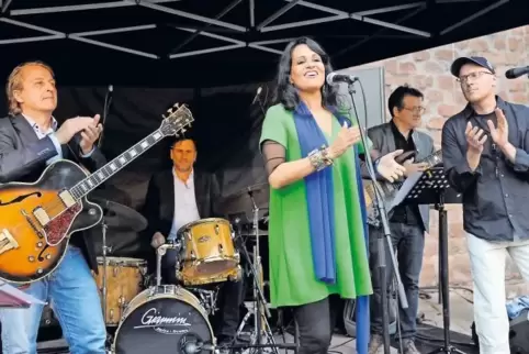 Viviane de Farias mit ihren Begleitern auf der Bühne auf dem Lutherplatz in der Ludwigshafener Innenstadt.