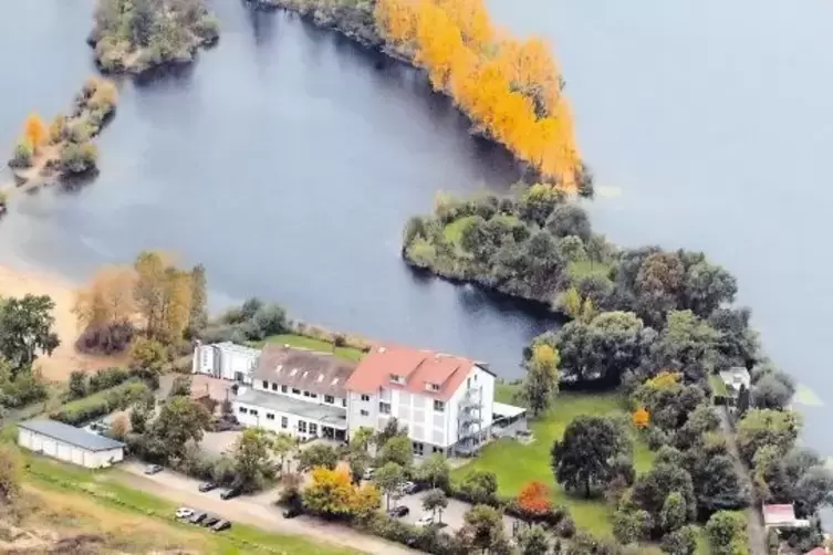 Familie Darstein will ihr Hotel erweitern. Dazu will sie einen Anbau und ein neues Gebäude errichten. In das neue Gebäude soll e