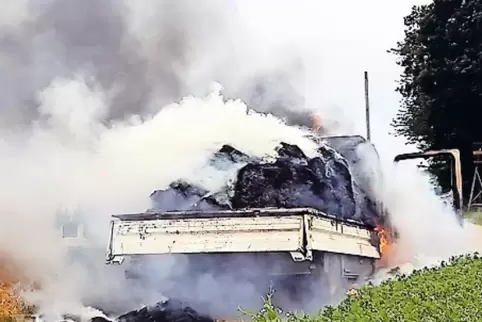 Vermutlich wegen eines technischen Defekts war der Lkw in Brand geraten.