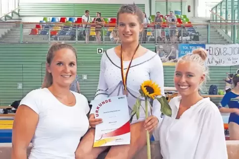 Stefanie Ulrich nach dem Deutschland-Cup in Delitzsch mit Trainerin Stefanie Schindler (links) und der Wörther Kampfrichterin So