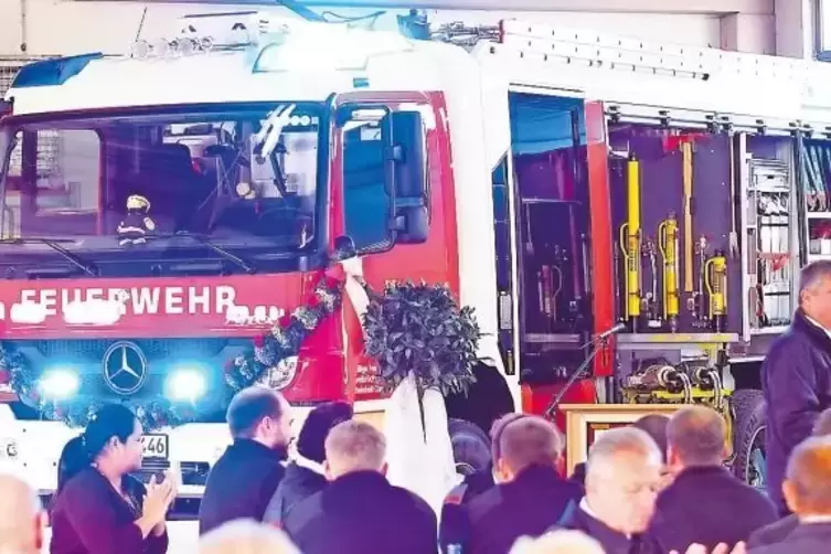 Die Contwiger Feuerwehr ? hier 2014 bei der Übergabe ihres Tanklöschfahrzeugs ? hat durch zahlreiche Zusatzaufgaben schon genug 