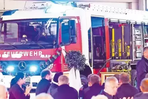 Die Contwiger Feuerwehr ? hier 2014 bei der Übergabe ihres Tanklöschfahrzeugs ? hat durch zahlreiche Zusatzaufgaben schon genug 