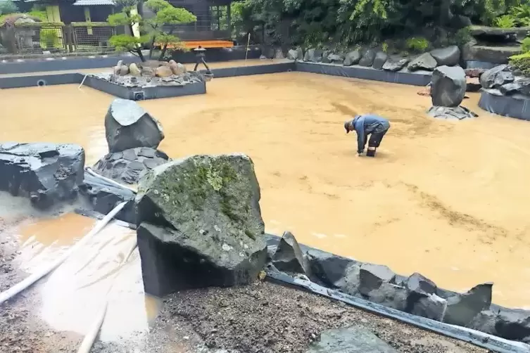 Starkregen hat zu Wochenbeginn in Kaiserslautern das Becken des großen Teichs im Japanischen Garten geflutet.