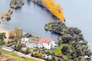 Die Gegenwart ist nicht genug: Familie Darstein will ihr Hotel erweitern. Dazu will sie einen Anbau und ein neues Gebäude errich