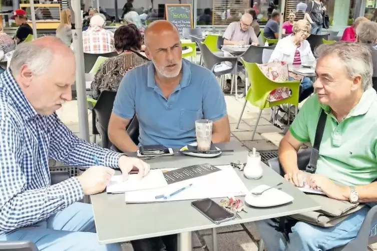 Im Gespräch in der RHEINPFALZ-Sommerredaktion: die Redakteure Horst Konzok (rechts) und Hans-Joachim Redzimski mit FCK-Trainer M