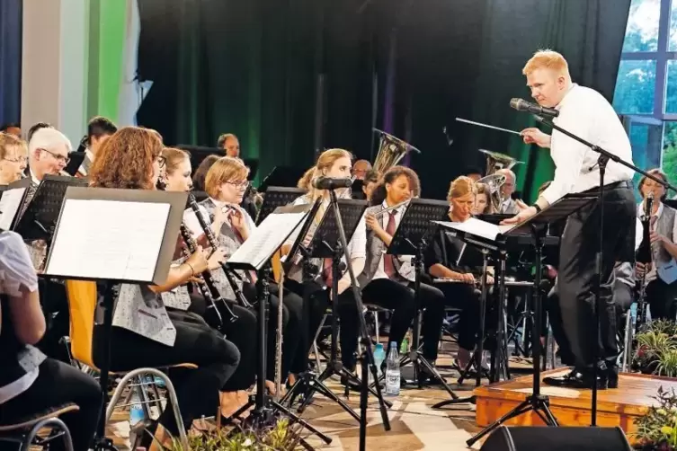 Gelungener Mix: Beim Konzert des Bolander Musikvereins wechselten sich nicht nur Instrumental- und Gesangsstücke ab, auch die Mi