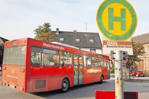 Zu selten in Altrip anzutreffen: Bus-Stopp, hier am Reginozentrum. Die Grünen im Ort wünschen mehr Verbindungen.