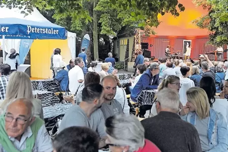 Stimmungsvoll: Genießer vor der Konzertmuschel.