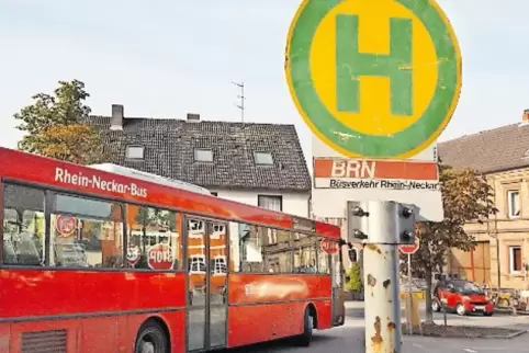 Bus-Stopp am Reginozentrum. Die Grünen im Ort wünschen mehr Verbindungen.
