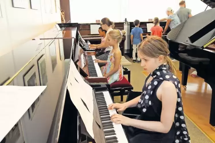 „Für die Schüler ist es wichtig, bereits früh Vorspielerfahrung zu sammeln. Dann sind sie später nicht mehr so aufgeregt“, sagt 