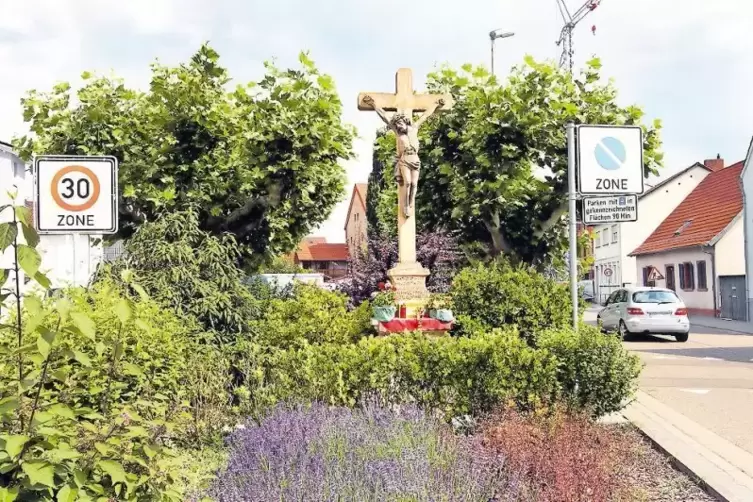 Das große Kreuz ist namensgebend für den Schifferstadter Kreuzplatz. Er soll in Zukunft ein Ort der Begegnung werden.