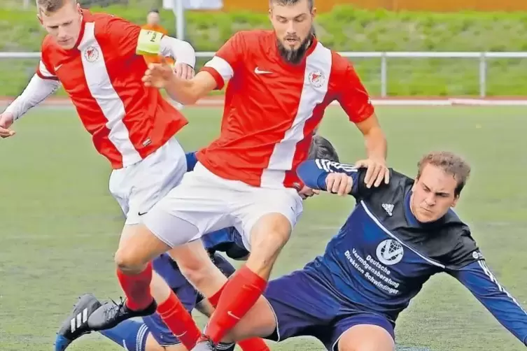 Voller Einsatz im Derby: Seebachs Lasse Pepper (links) und Sven Borgwardt gegen Wachenheims Simon Schubert (rechts).