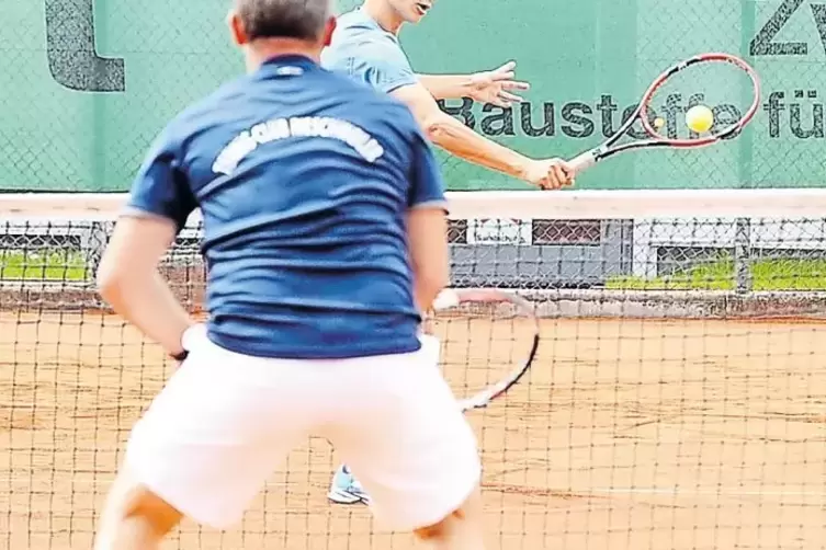 Rieschweilers Tobias Weis (links) erwartet den Volley des Zweibrückers Jonathan Kauf. Kauf gewann das umkämpfte Spiel in zwei Sä