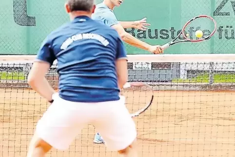 Rieschweilers Tobias Weis (links) erwartet den Volley des Zweibrückers Jonathan Kauf. Kauf gewann das umkämpfte Spiel in zwei Sä