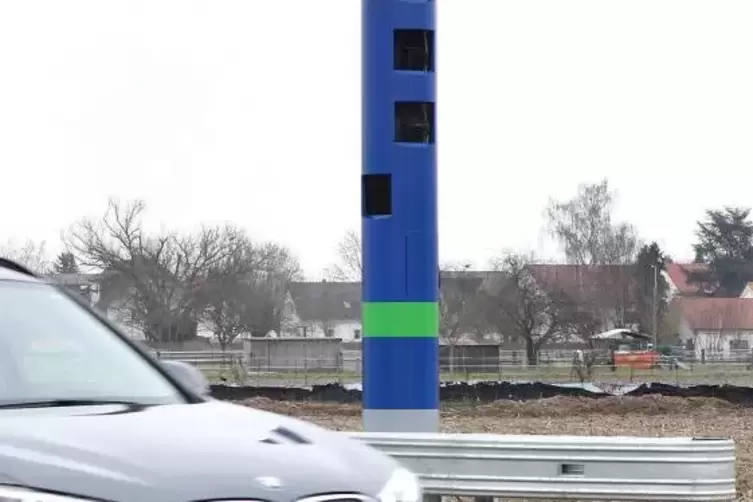 Steht seit Ende März zwischen den beiden Ortseingängen von Hanhofen: die blaue Mautkontrollsäule auf der Bundesstraße 39. Foto: 