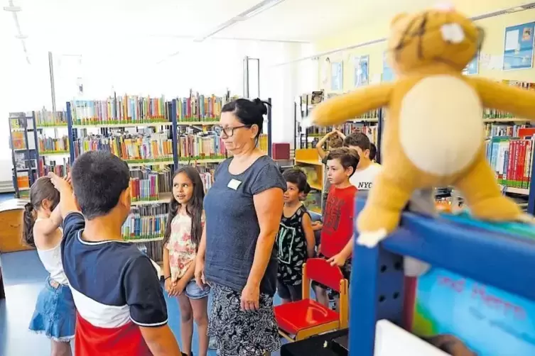 Abschluss des Projekts: Nils und die Schüler in der Bibliothek.