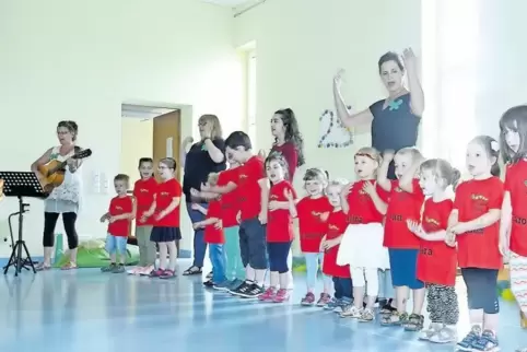 Kleine Raupen und Schmetterlinge verzauberten die Besucher.