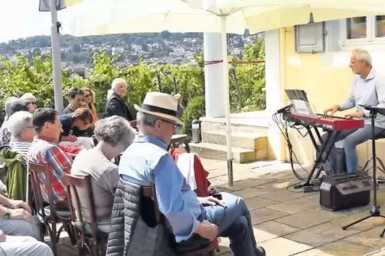 Das Wetter stimmt, die Laune auch: die Jazzmatinee des Drachenfelsclubs mit Haardtgroove am Sonntag. Es musizieren Matthias Denh