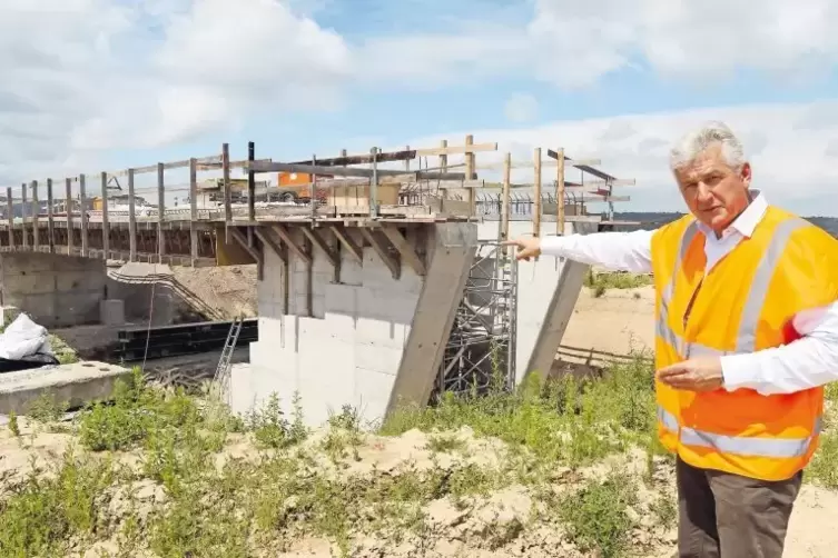 LBM-Leiter Bernhard Knoop zeigt die Wirtschaftswegebrücke südlich der Kreisstraße 1, die wohl erst im Herbst fertig sein wird.