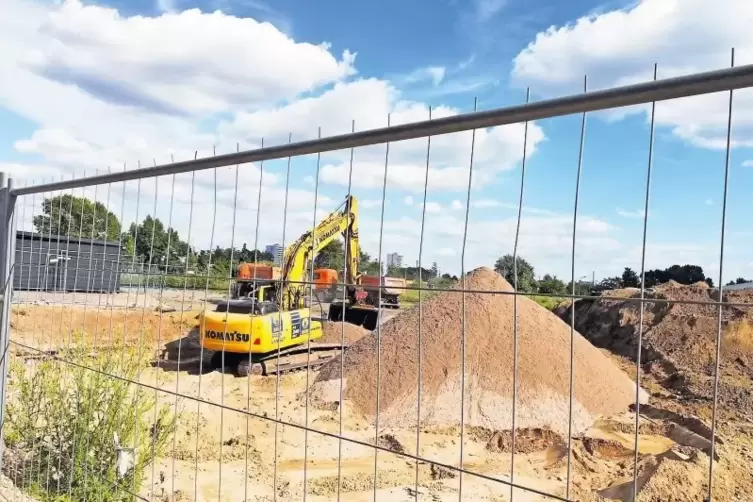 Der Blindgänger wurde vor der Sprengung mit 400 Tonnen Sand bedeckt.