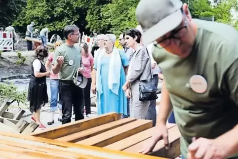 Cornelia Reifenberg (grauer Blazer) mit AbbVie-Geschäftsführer Stefan Simianer (Cappy in der Hand) und der Vorsitzenden des Pres