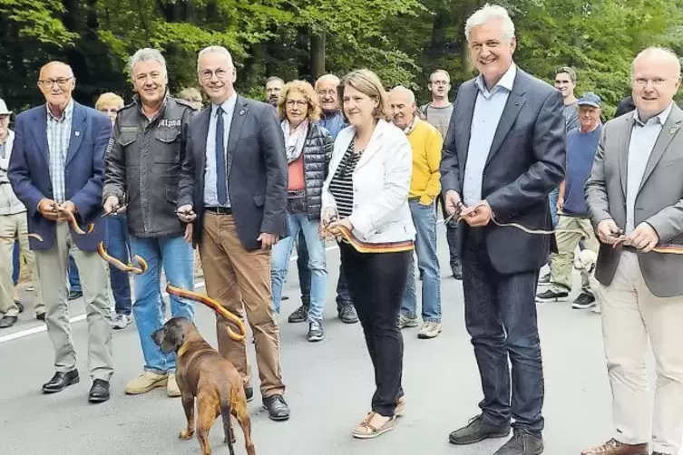 Freuten sich mit den Bürgern über eine ausgebaute Straße (von links): Kreisbeigeordneter Hugo Paul, der Sippersfelder Ortsbürger