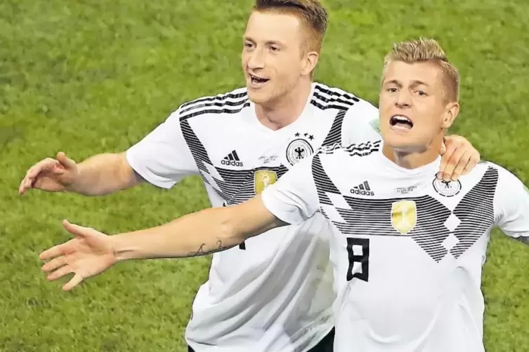 Ob sie die Fans heute noch einmal glücklich machen? Die Torschützen vom vergangenen Samstag: Marco Reus (links) und Toni Kroos.