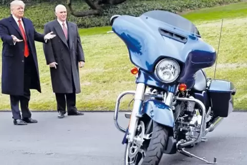 Da war die Motorradwelt von Donald Trump noch heil. Anfang 2017 bewunderten der US-Präsident und sein Vize Mike Pence eine Harle