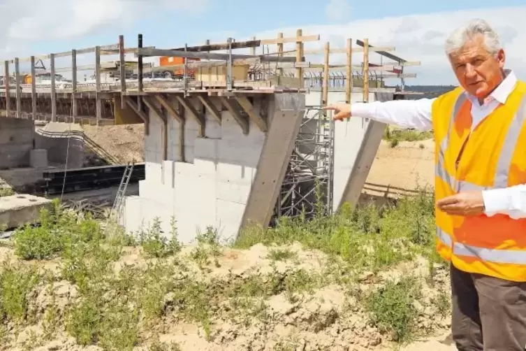 LBM-Leiter Bernhard Knoop zeigt die Wirtschaftswegebrücke südlich der K 1, die wohl erst im Herbst fertiggestellt ist.