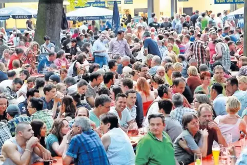 Voll besetzte Bänke: beim Fischerfest Altrip ein gewohntes Bild.