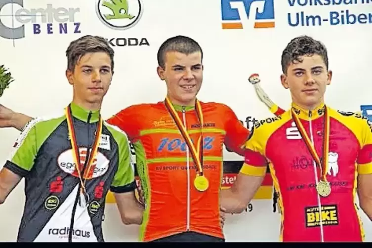 Der strahlende Sieger in der Mitte: Philip Straßer vom RV Queidersbach triumphierte bei der DM im Wettbewerb der U17-Fahrer.