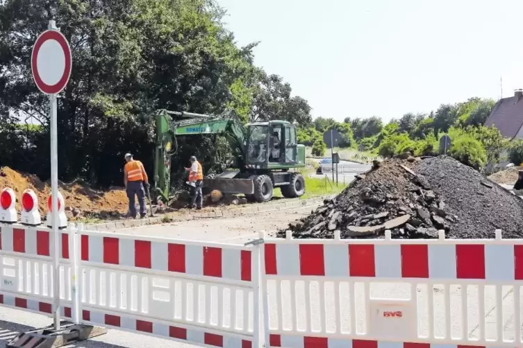 Kein Durchkommen gibt es derzeit an der Einmündung der Landesstraße 517 in Richtung Sausenheim auf die L 520 in Neuleiningen-Tal