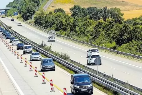 Rund zwei Monate sollen die Sanierungsarbeiten auf der Autobahn 63 dauern, an noch mindestens drei Wochenenden wird es hierfür z