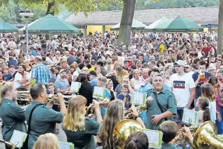 Die Besucherzahl des vergangenen Jahrs wurde getoppt: Schon bei der Eröffnung des Fischerfests war der Altriper Waldpark voll.