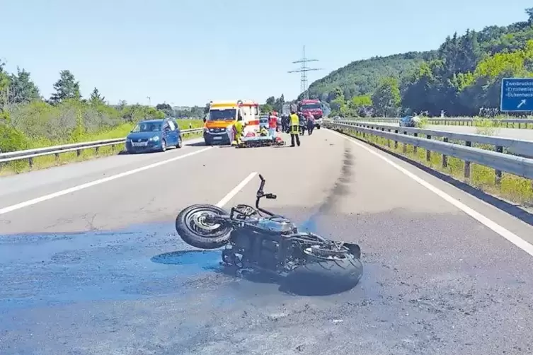 Das traurige Überbleibsel: Vater und Sohn aus dem Donnersbergkreis waren auf einer Harley unterwegs, als sie am Sonntagnachmitta