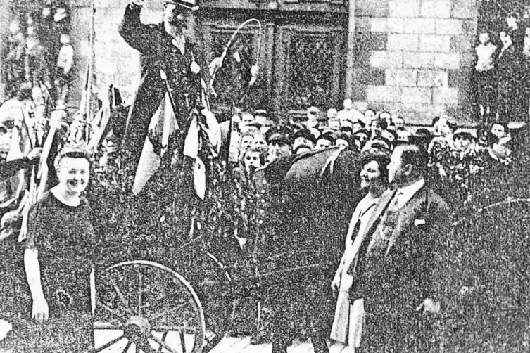 Protest gegen Industrialisierung: Droschkenkutscher Gustav Hartmann reiste mit dem Pferdewagen von Berlin nach Paris. Auf der Rü