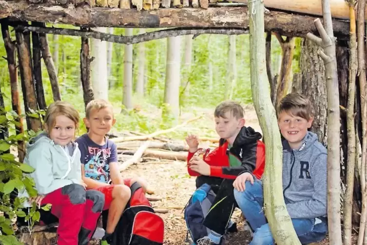 Im Waldlager finden Anouk, Magnus, Max und Julian (von links) Unterschlupf.