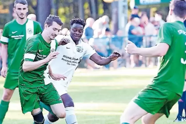 Felix Weber vom SV Schopp (in Grün) kämpft mit Pascal Matheis von der SG Heltersberg-Geiselberg um den Ball.