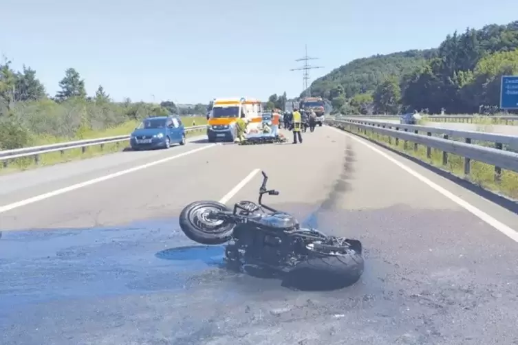 Fing nach dem Sturz Feuer: die Harley Davidson, auf der ein Mann und sein Stiefsohn saßen. Der 13-Jährige kam ums Leben.