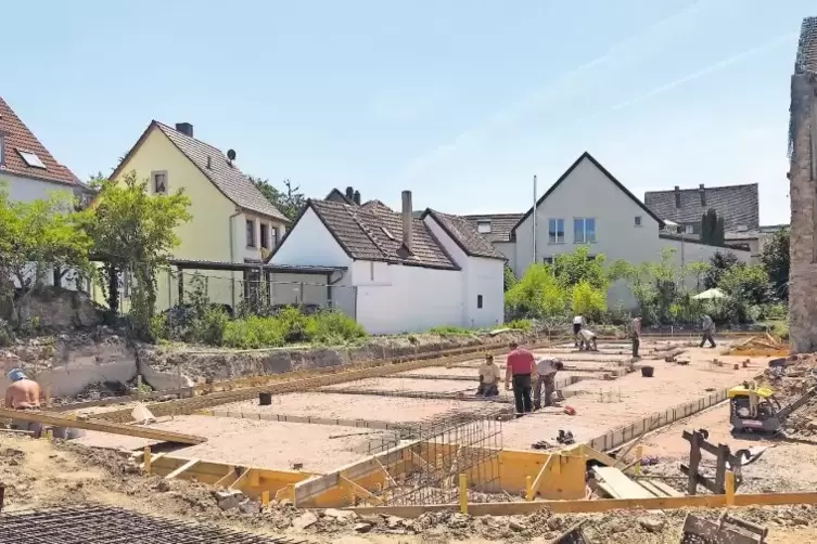 Die Arbeiten für das stationäre Hospiz in der Speyerstraße in Rockenhausen laufen. Zoar-Direktorin Martina Leib-Herr rechnet dam