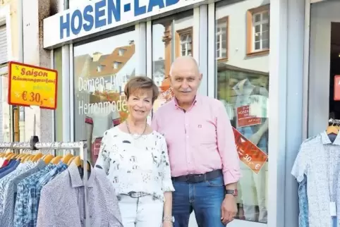 Müssen früher Schluss machen, als sie es wollten : Herta und Richard Scheid gestern vor dem „Hosenladen“.